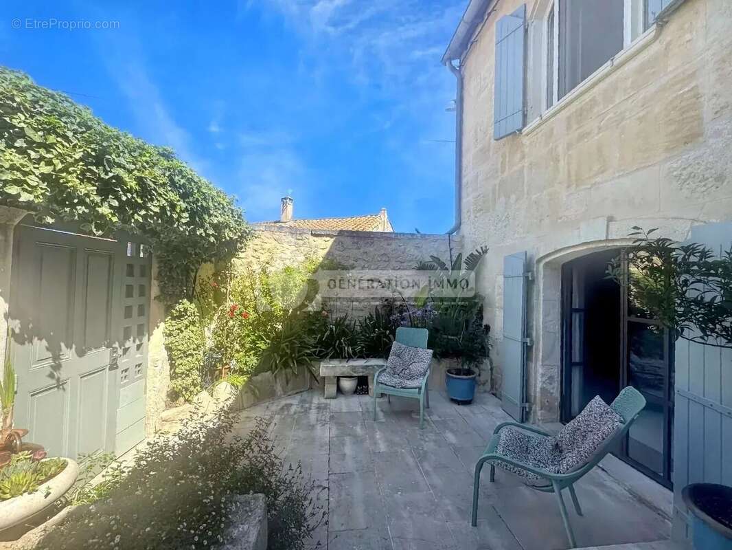 Maison à FONTVIEILLE
