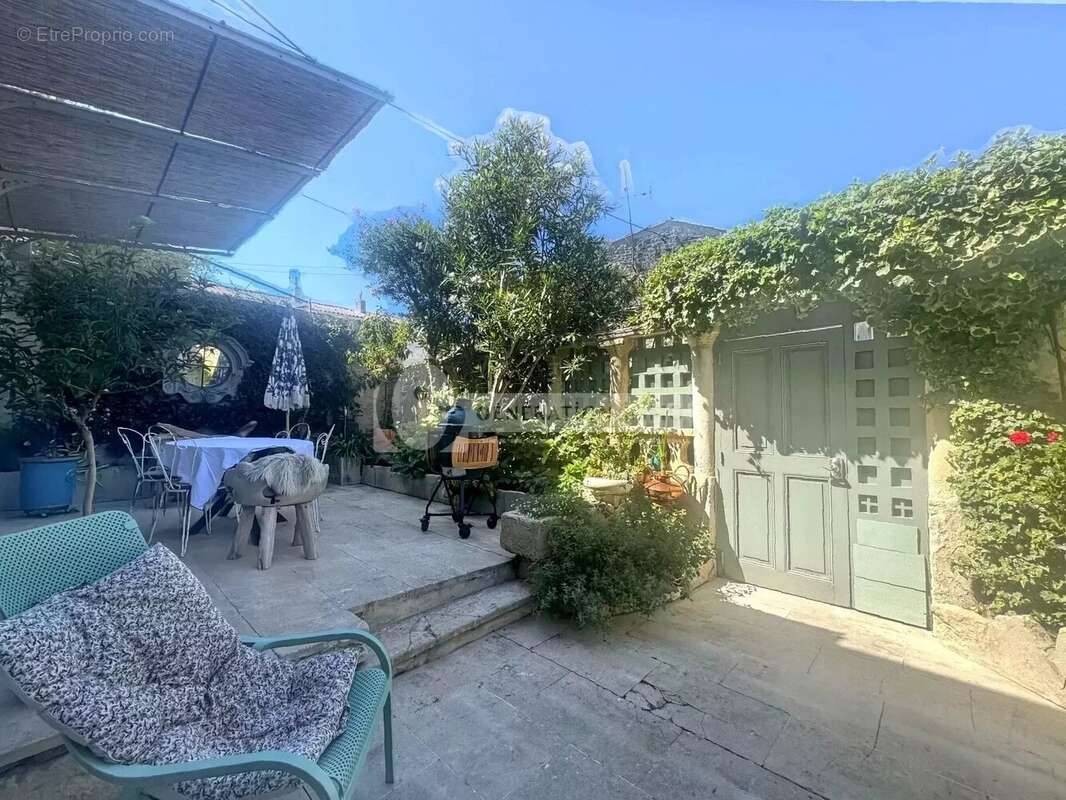 Maison à FONTVIEILLE