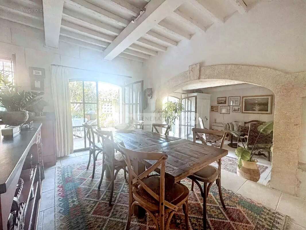 Maison à FONTVIEILLE