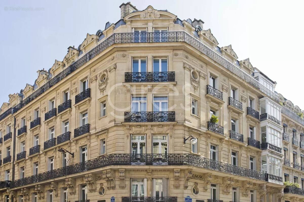Appartement à PARIS-8E
