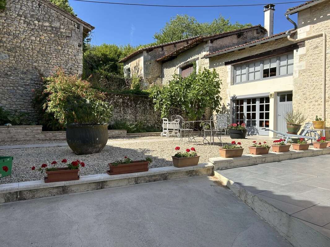 Maison à SALLES-LAVALETTE