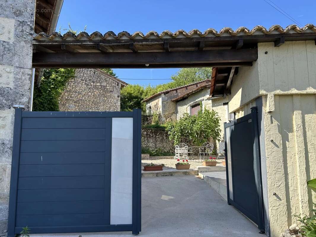 Maison à SALLES-LAVALETTE