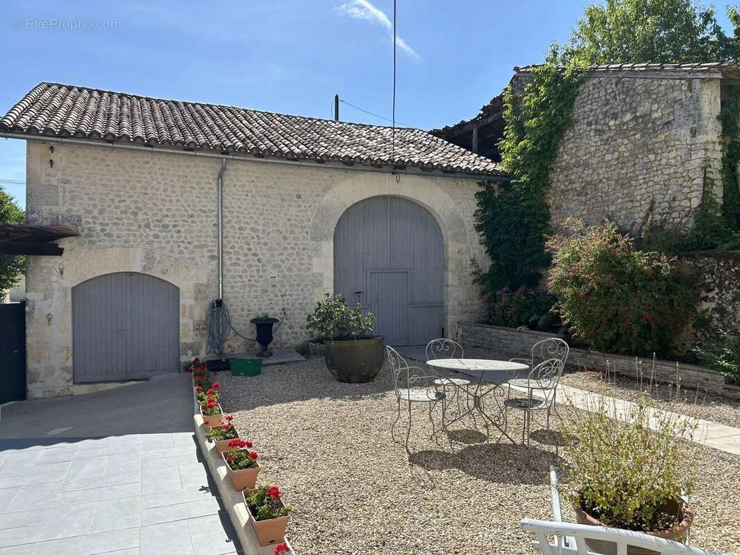 Maison à SALLES-LAVALETTE