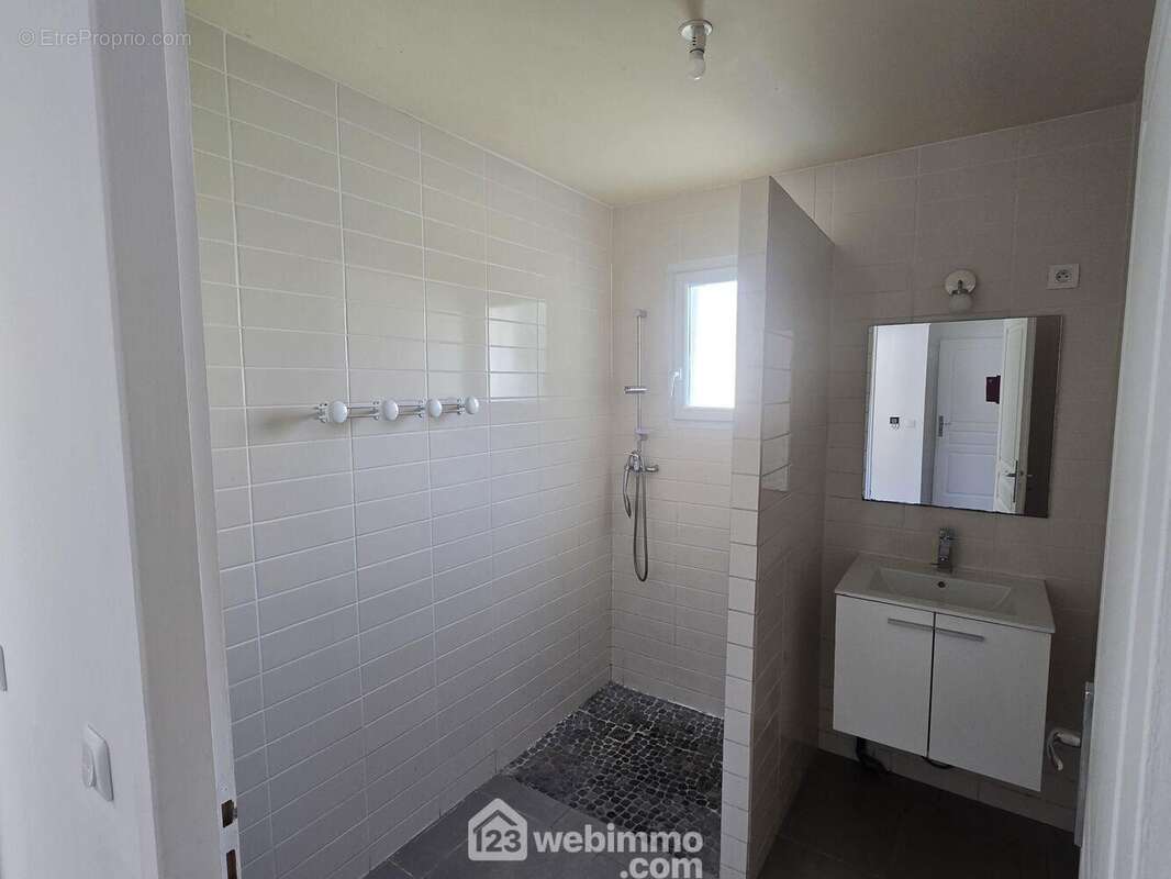 Salle de douche avec douche à l&#039;italienne et normes PMR. - Maison à SAINT-VINCENT-SUR-JARD