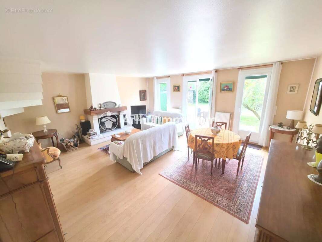 Maison à SAVIGNY-LE-TEMPLE