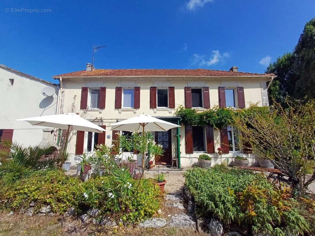 Maison à NIEUL-LE-VIROUIL