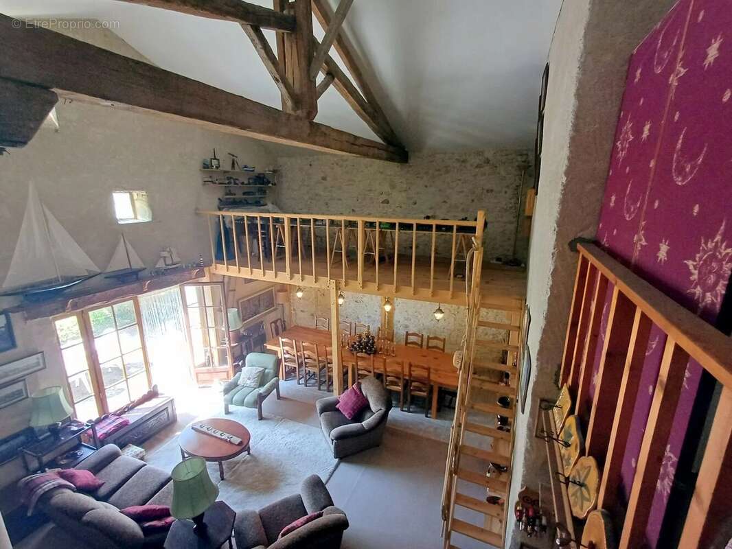 Maison à NIEUL-LE-VIROUIL