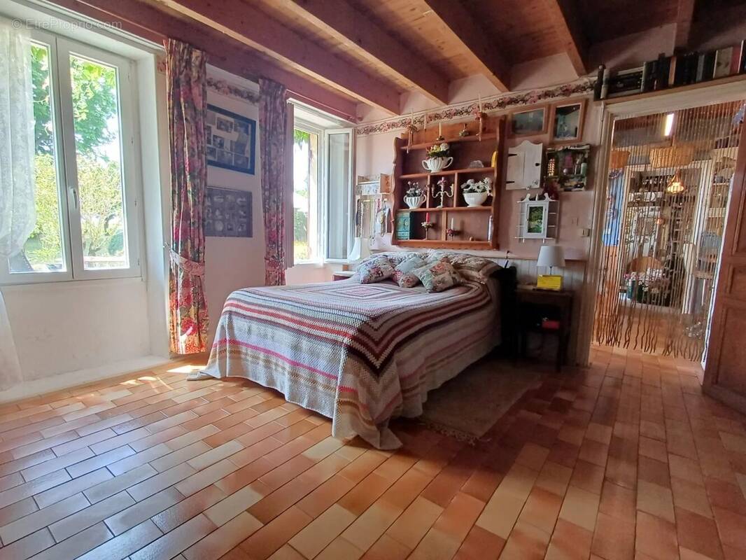 Maison à NIEUL-LE-VIROUIL