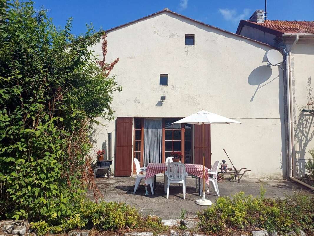 Maison à NIEUL-LE-VIROUIL