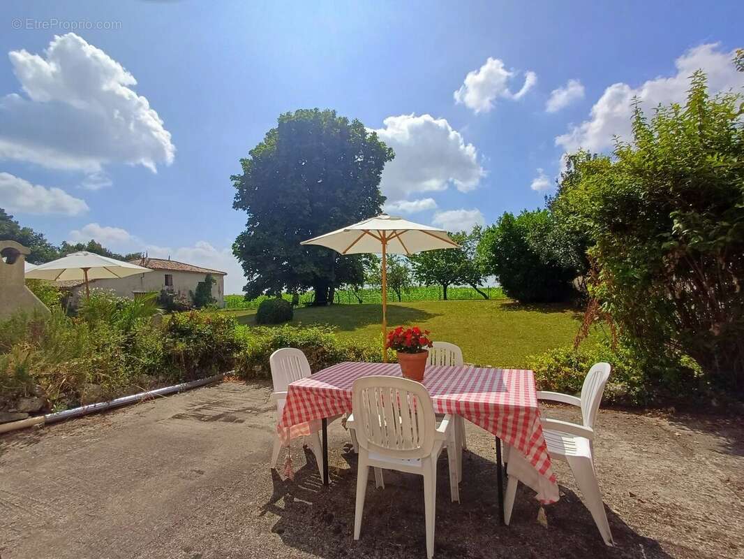 Maison à NIEUL-LE-VIROUIL