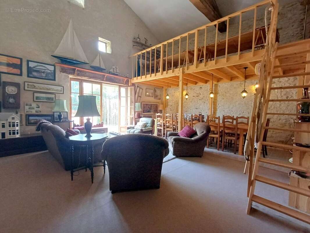 Maison à NIEUL-LE-VIROUIL