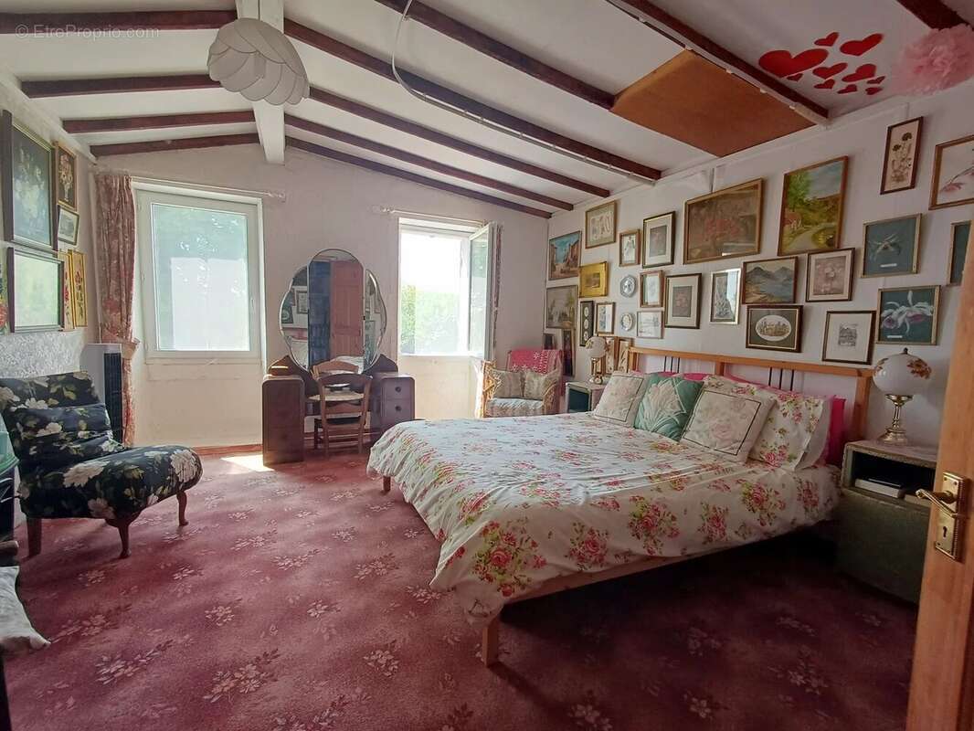 Maison à NIEUL-LE-VIROUIL