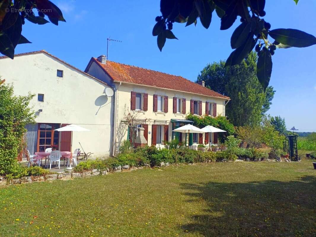 Maison à NIEUL-LE-VIROUIL