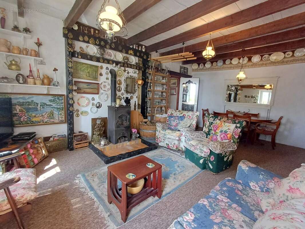 Maison à NIEUL-LE-VIROUIL