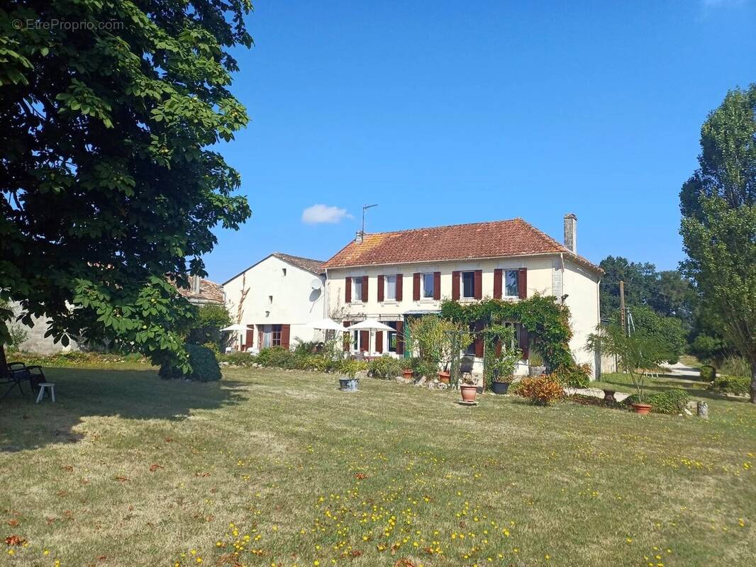 Maison à NIEUL-LE-VIROUIL