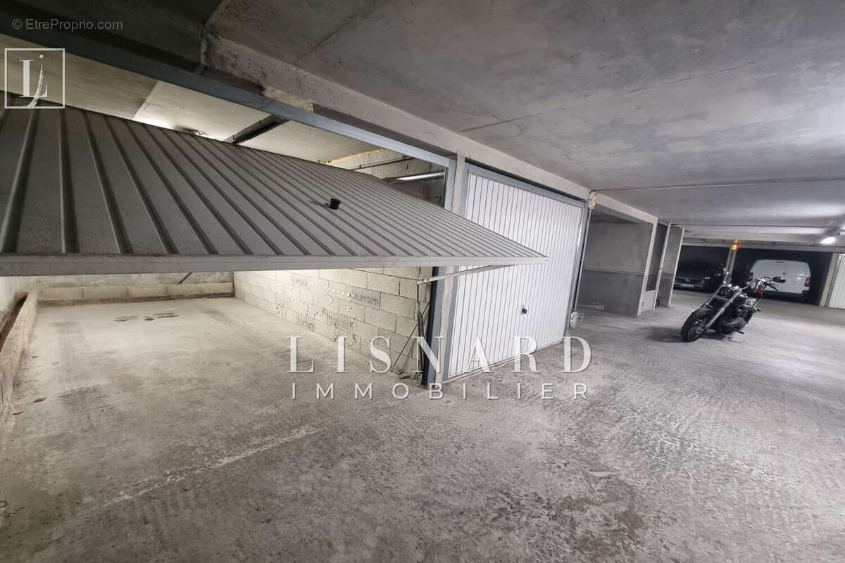 Parking à VALLAURIS