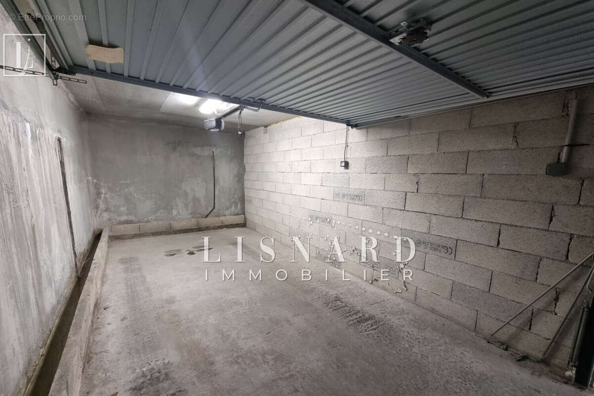 Parking à VALLAURIS