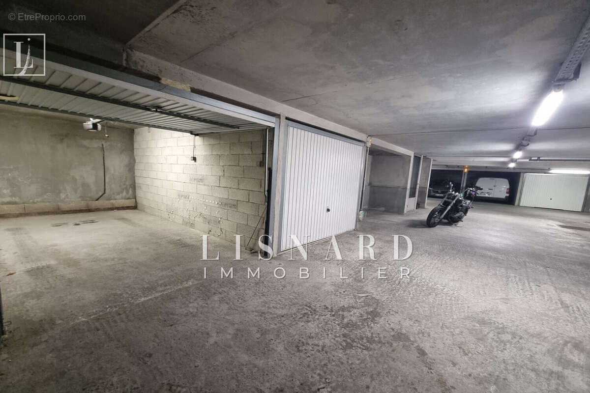 Parking à VALLAURIS