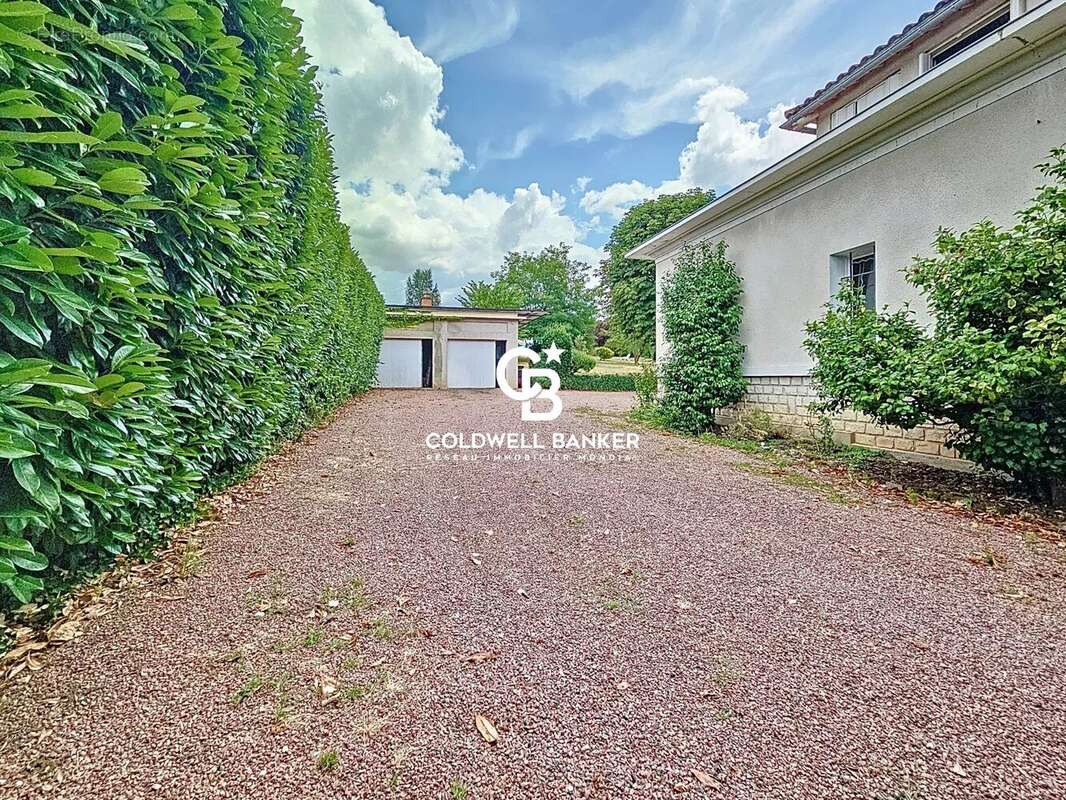 Maison à ROULLET-SAINT-ESTEPHE