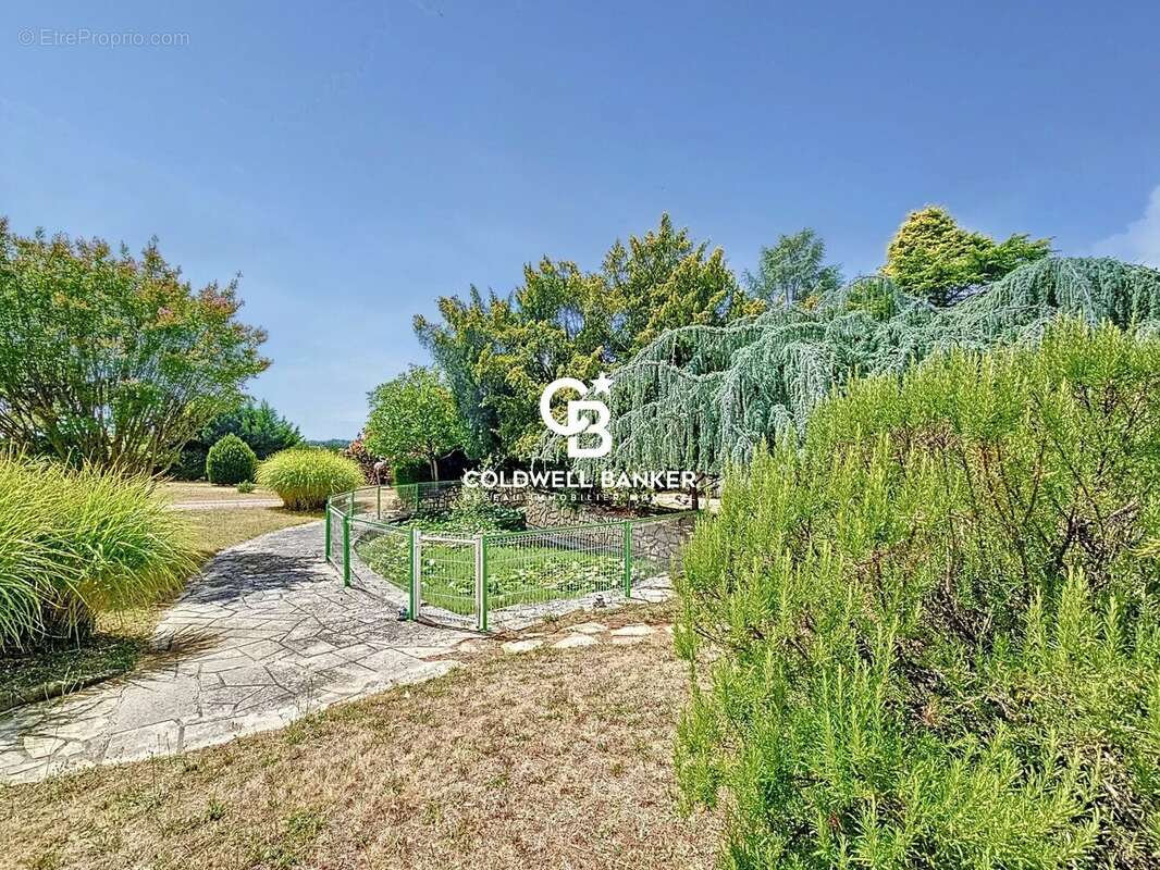 Maison à ROULLET-SAINT-ESTEPHE