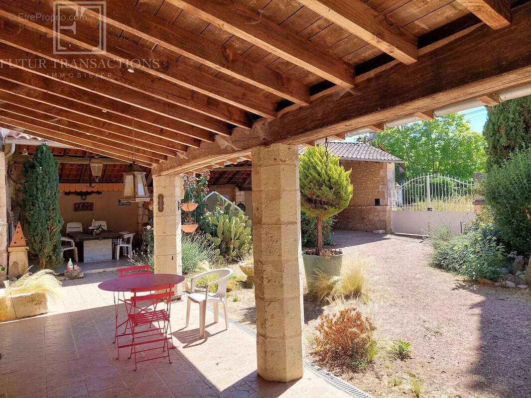 Maison à CHAMPAGNAC-DE-BELAIR