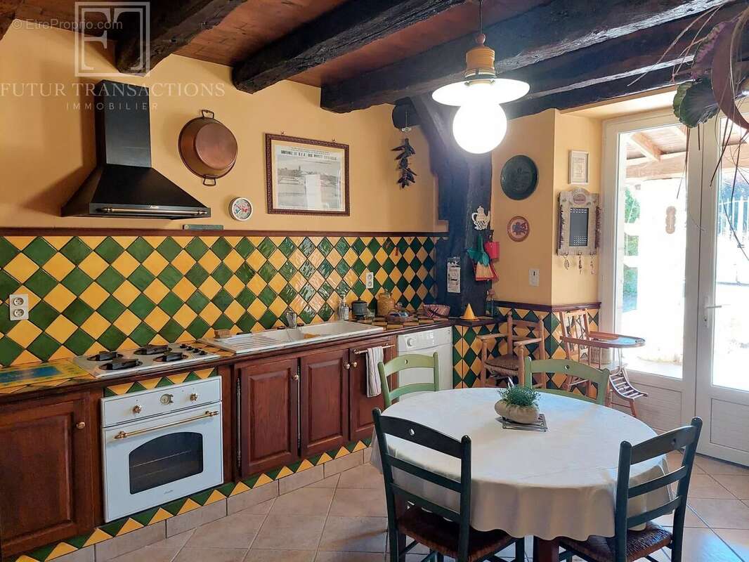 Maison à CHAMPAGNAC-DE-BELAIR