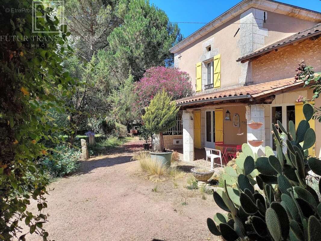 Maison à CHAMPAGNAC-DE-BELAIR