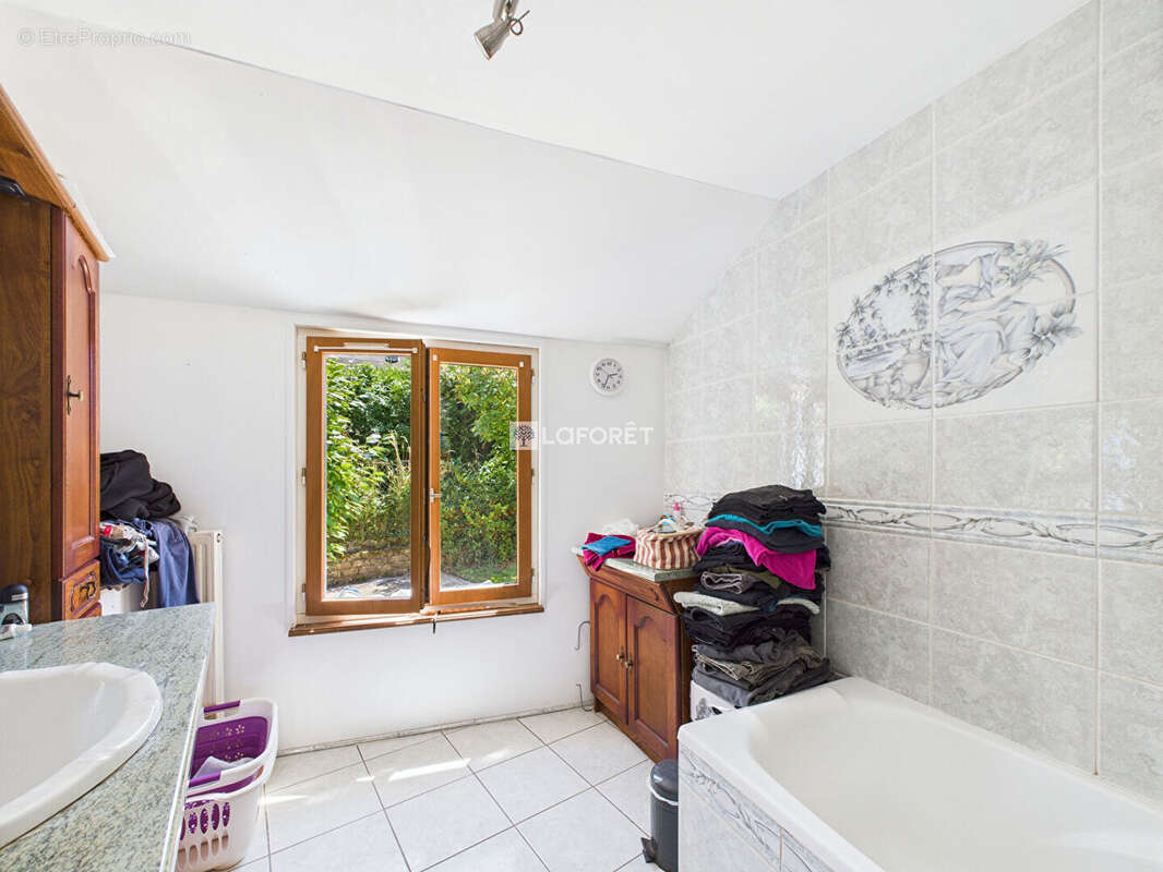 Maison à CHATEAUNEUF-DU-FAOU