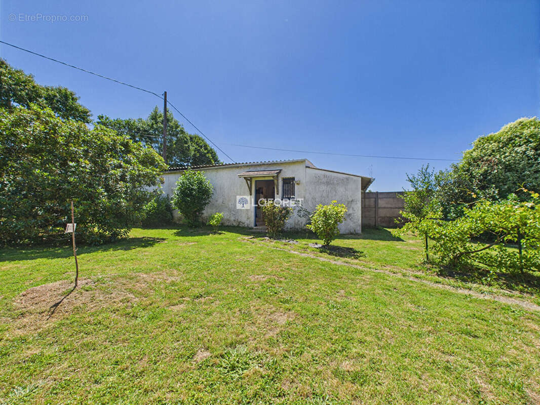 Maison à CHATEAUNEUF-DU-FAOU