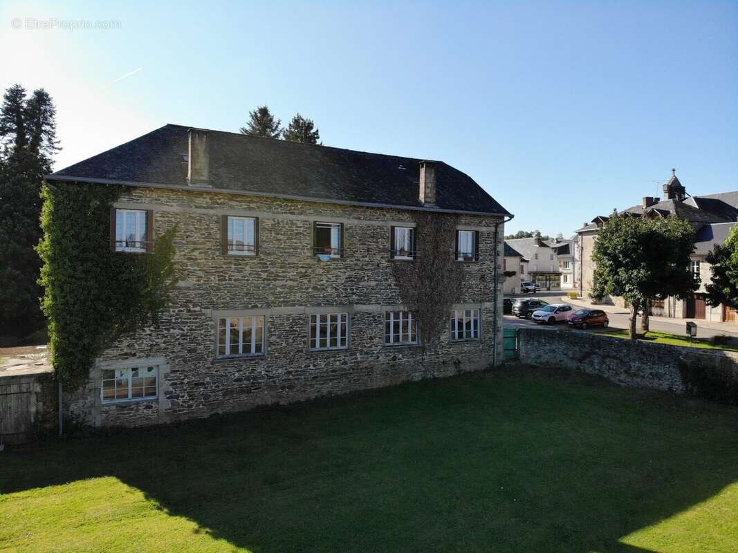 Vue arrière avec terrain attenant - Appartement à SUSSAC