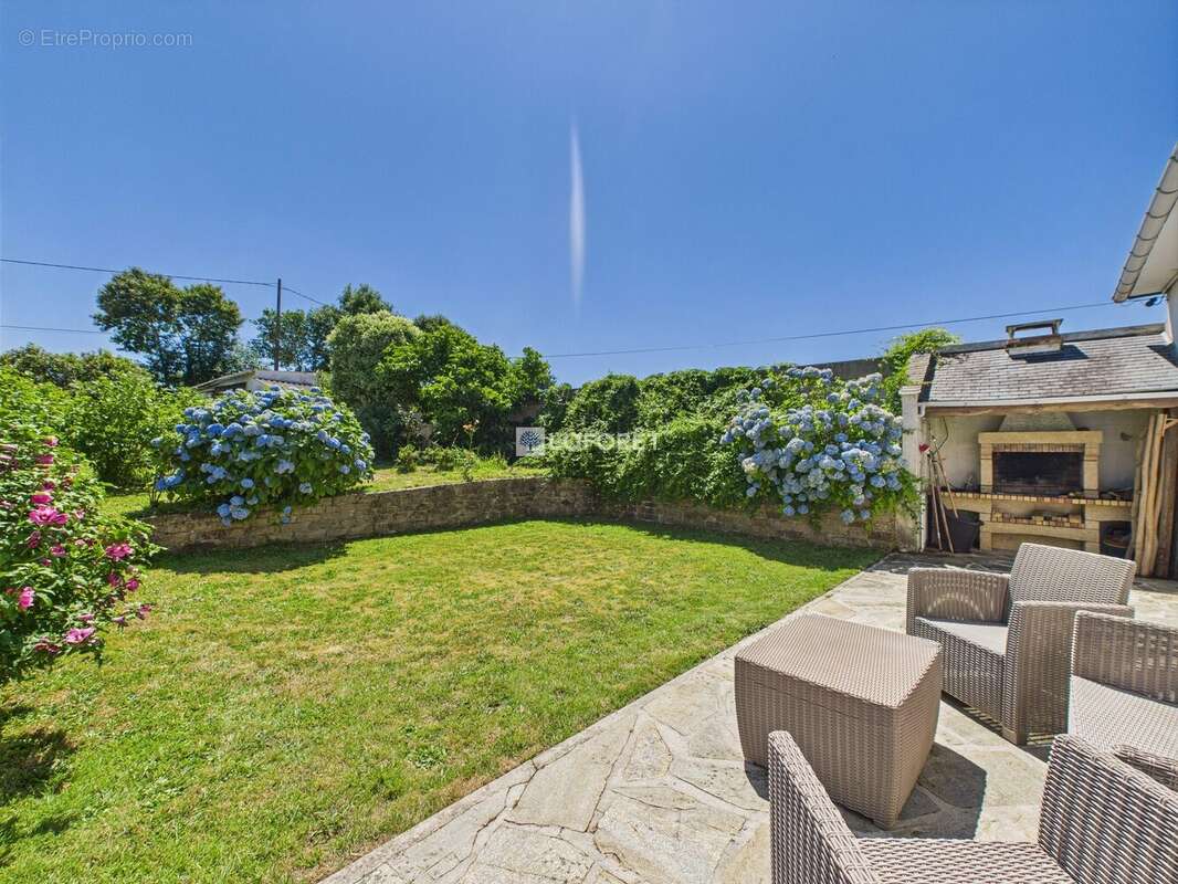 Maison à CHATEAUNEUF-DU-FAOU