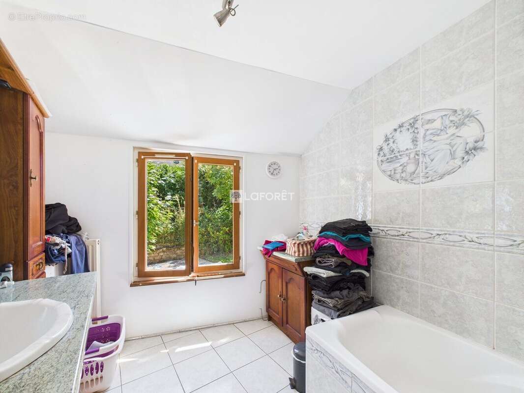 Maison à CHATEAUNEUF-DU-FAOU