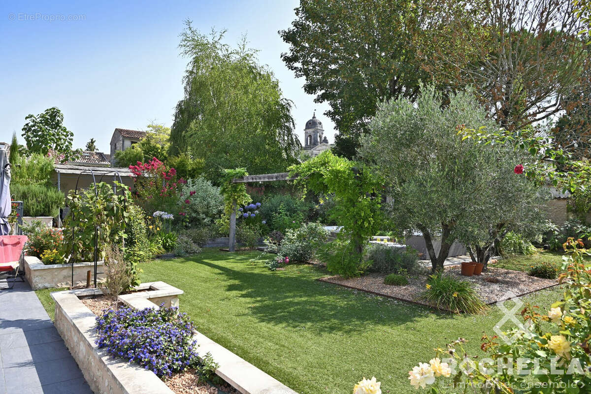 Maison à SAINT-JEAN-D'ANGELY