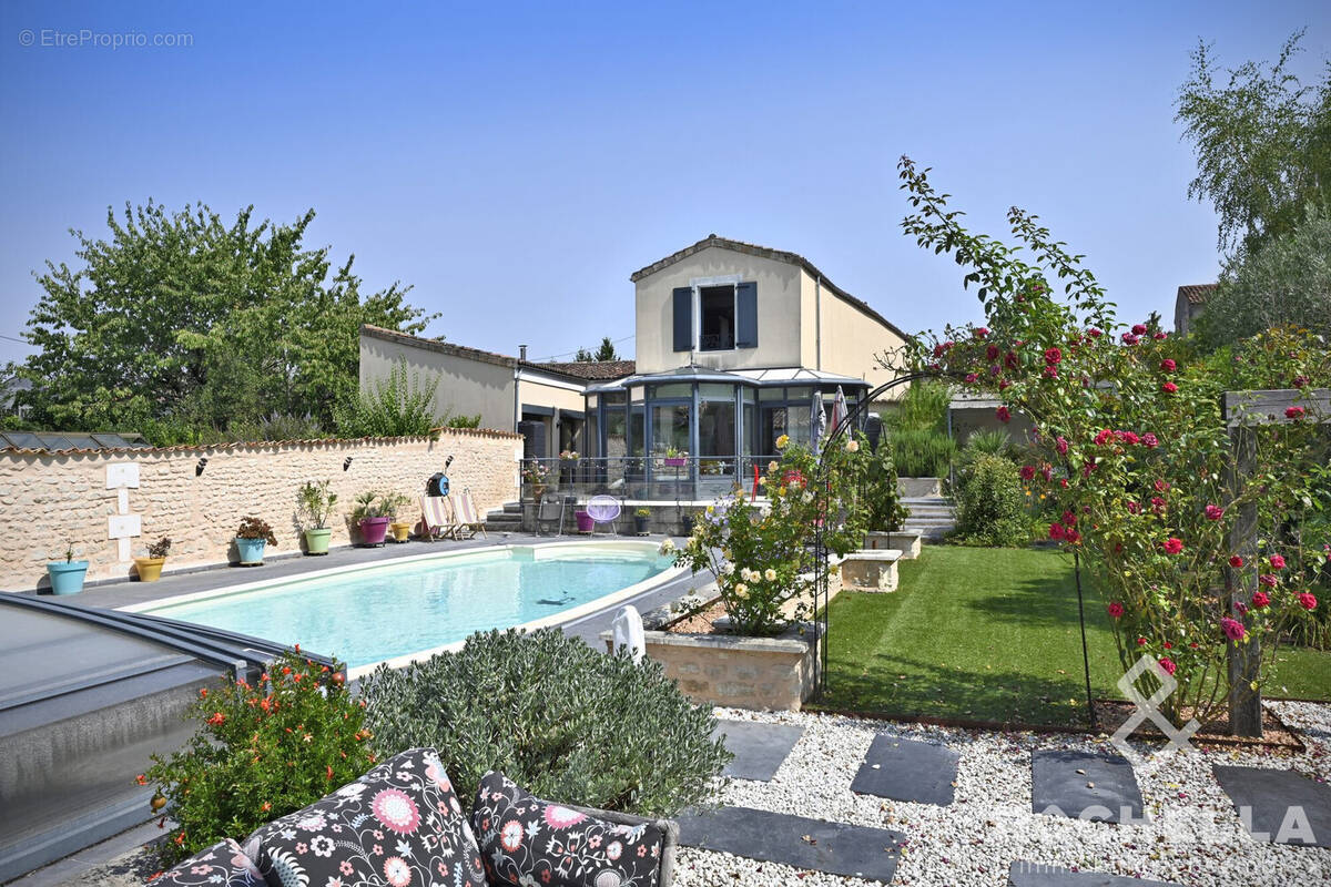 Maison à SAINT-JEAN-D'ANGELY