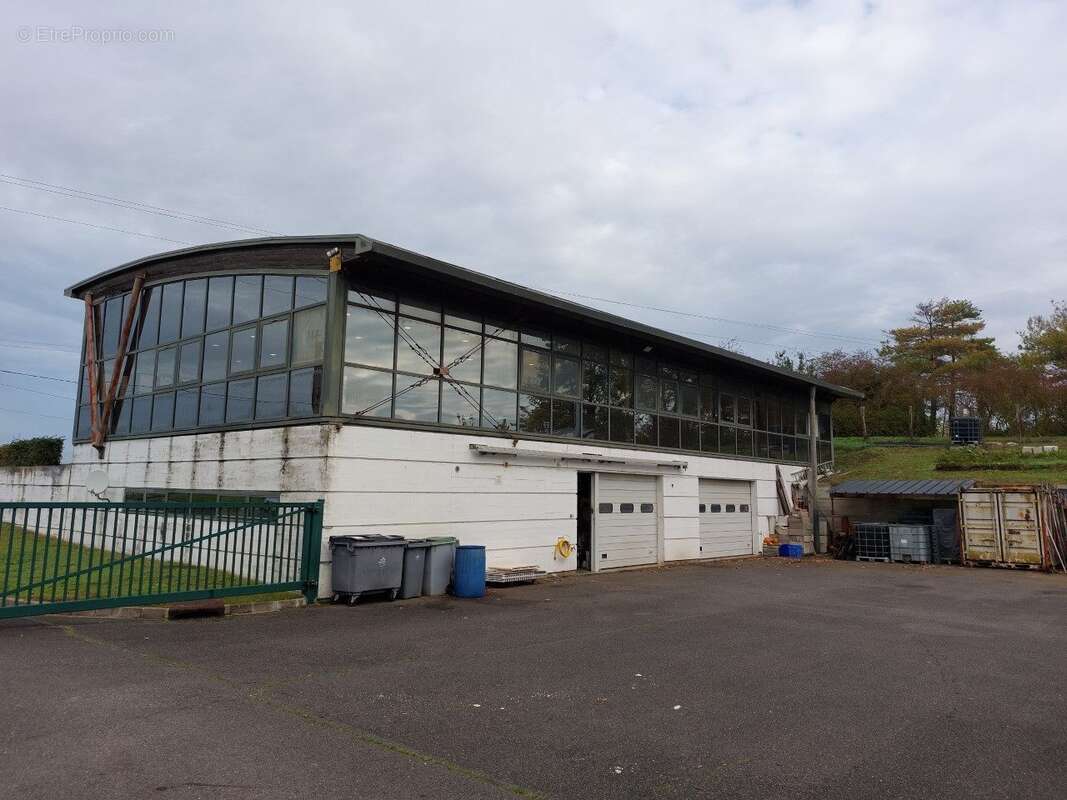 coté garage - Commerce à SAINTE-MAURE-DE-TOURAINE
