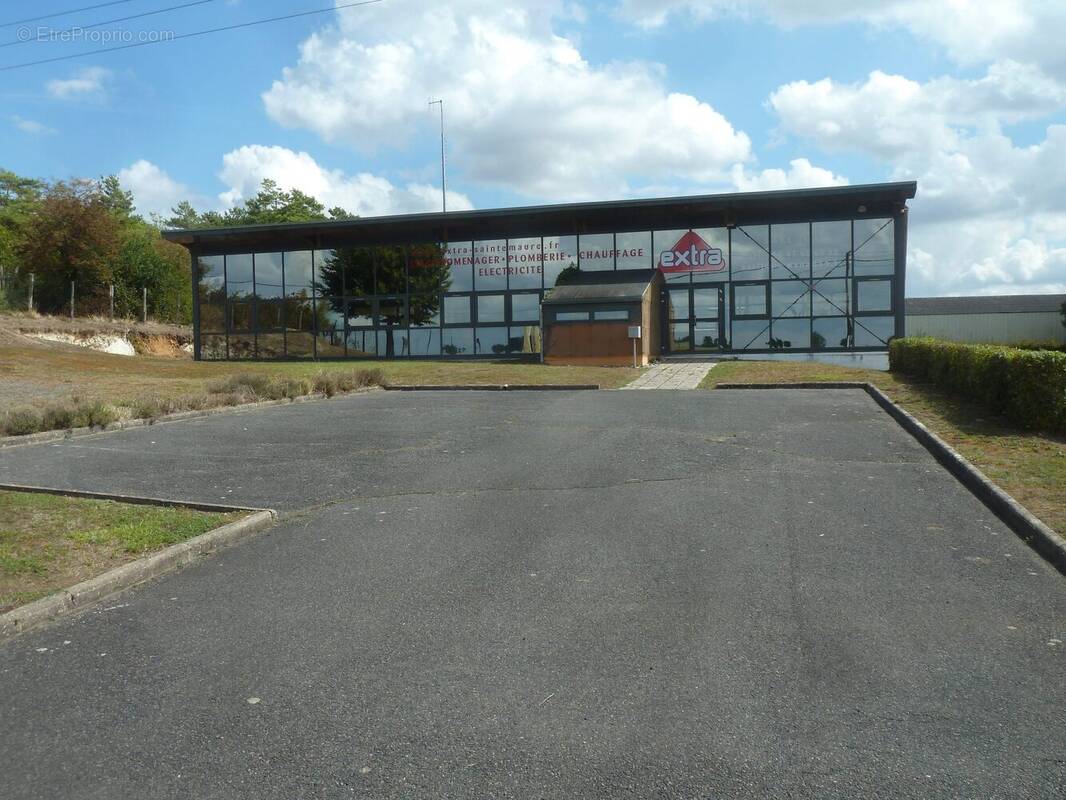 façade - Commerce à SAINTE-MAURE-DE-TOURAINE