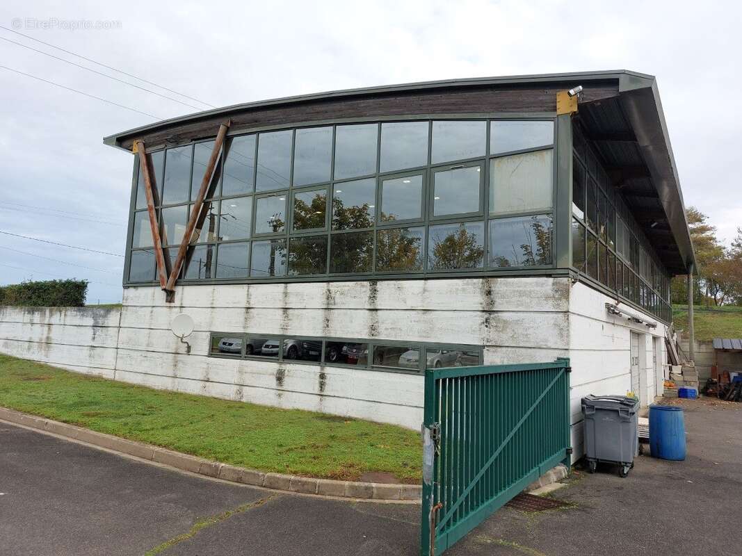 pignon - Commerce à SAINTE-MAURE-DE-TOURAINE