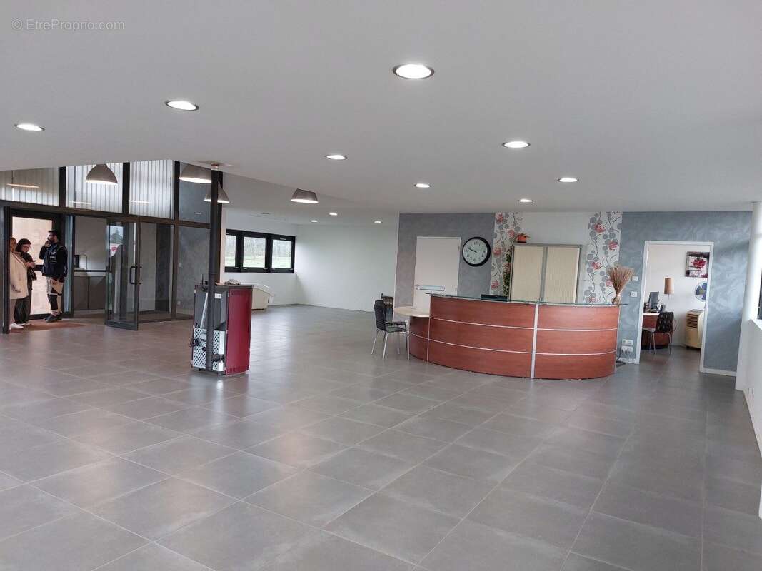 showroom - Commerce à SAINTE-MAURE-DE-TOURAINE