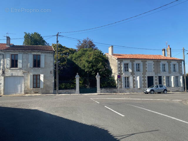 Maison à BARBEZIEUX-SAINT-HILAIRE