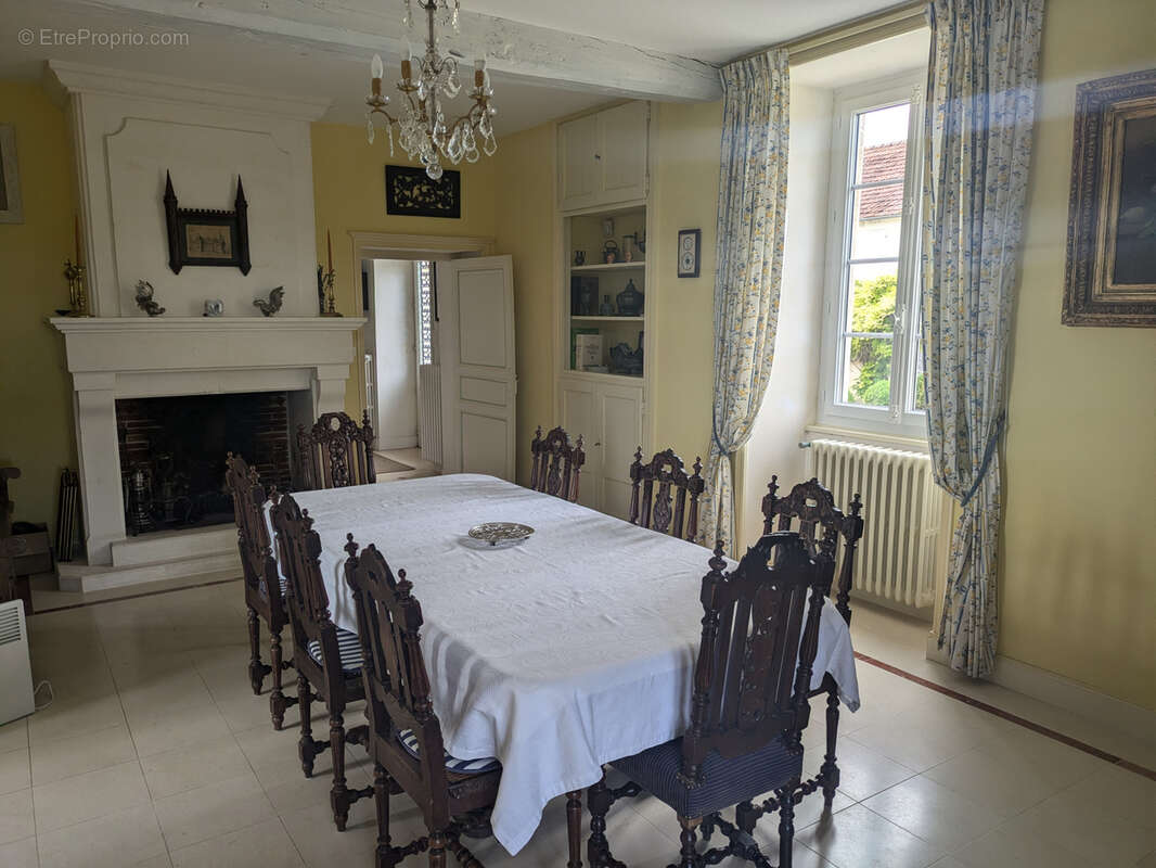 Maison à LA TOUR-BLANCHE