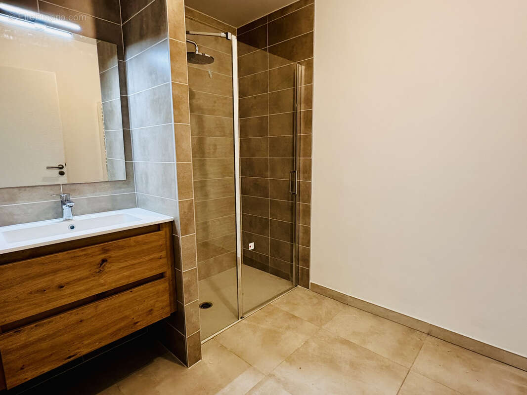 Appartement à VIC-LA-GARDIOLE