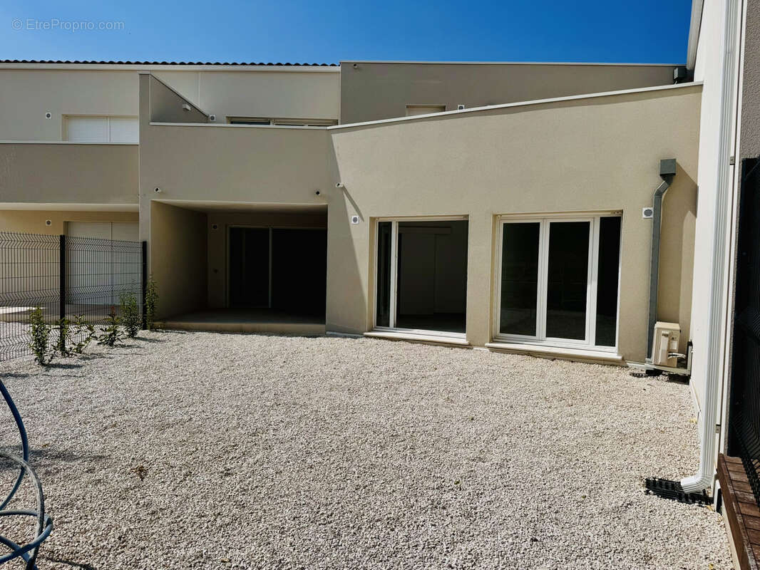 Appartement à VIC-LA-GARDIOLE