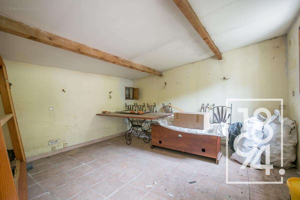 Commerce à LES PENNES-MIRABEAU