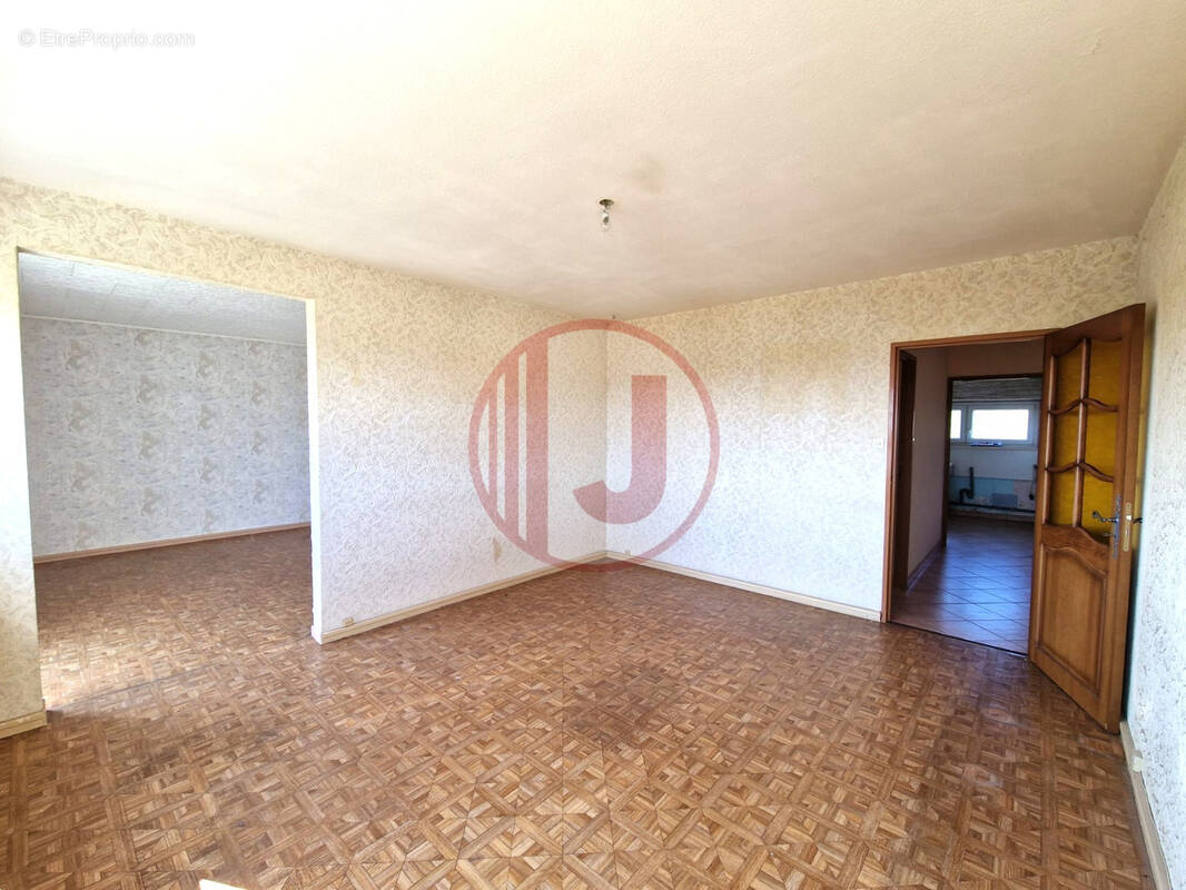 Appartement à GRAND-CHARMONT