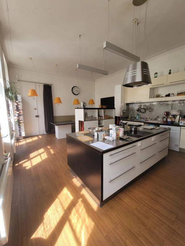 Commerce à PARIS-2E