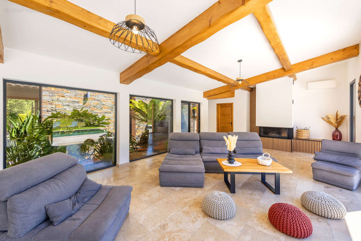 Maison à BAGNOLS-EN-FORET