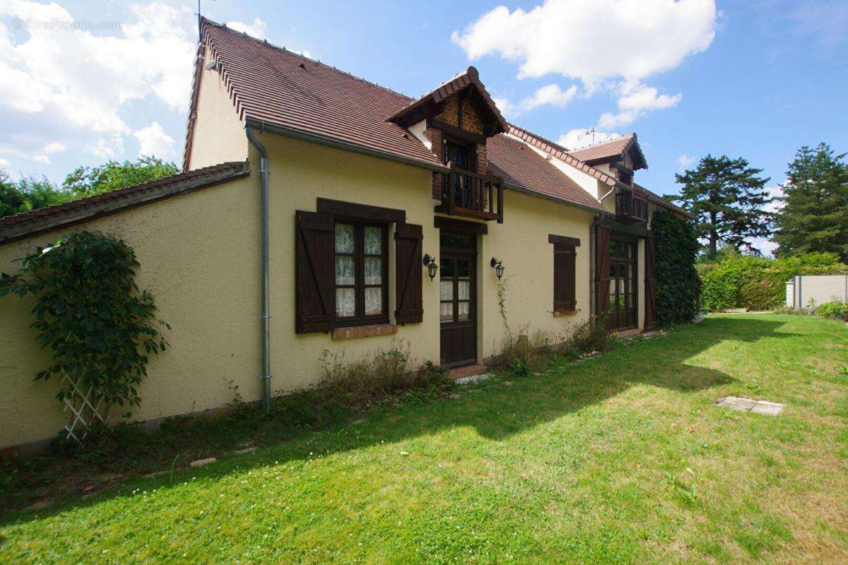 Maison à SAINTE-GENEVIEVE-DES-BOIS