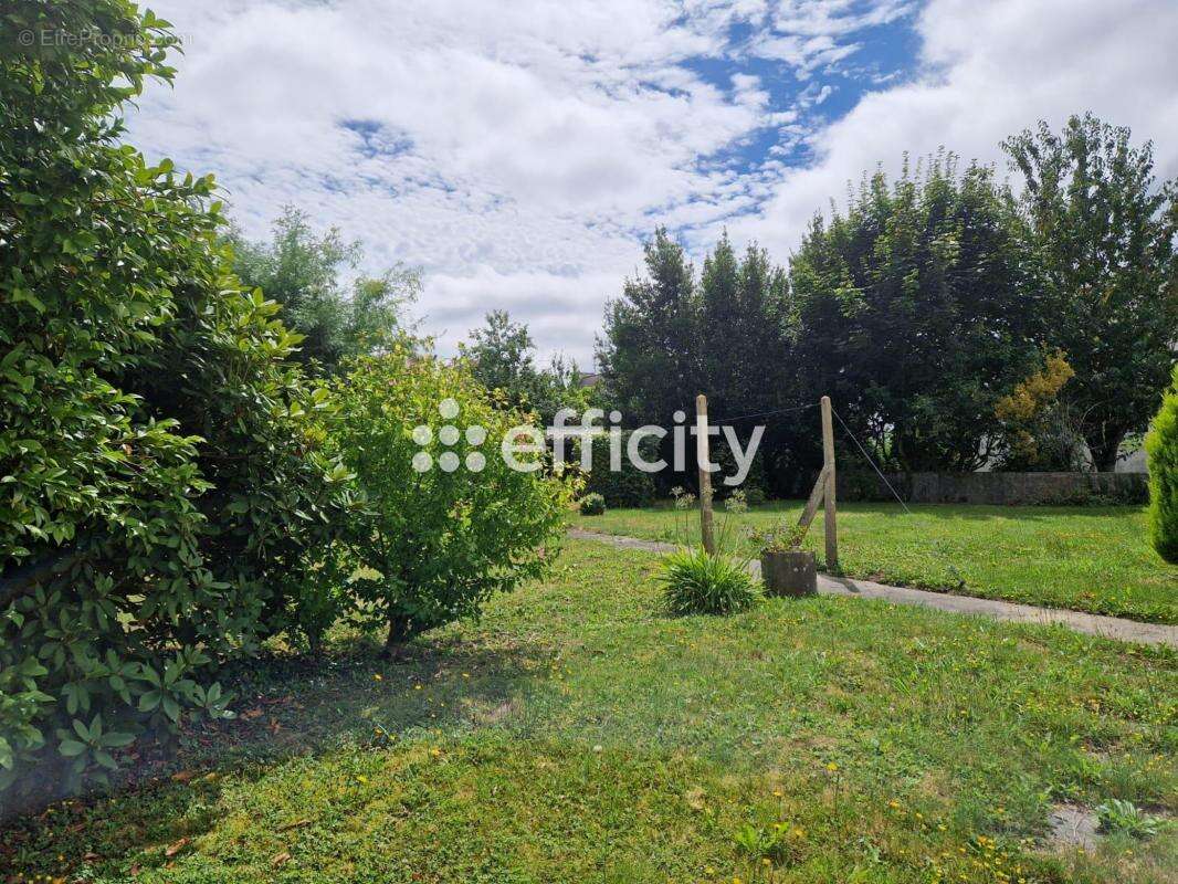Maison à CHATEAUNEUF-DU-FAOU