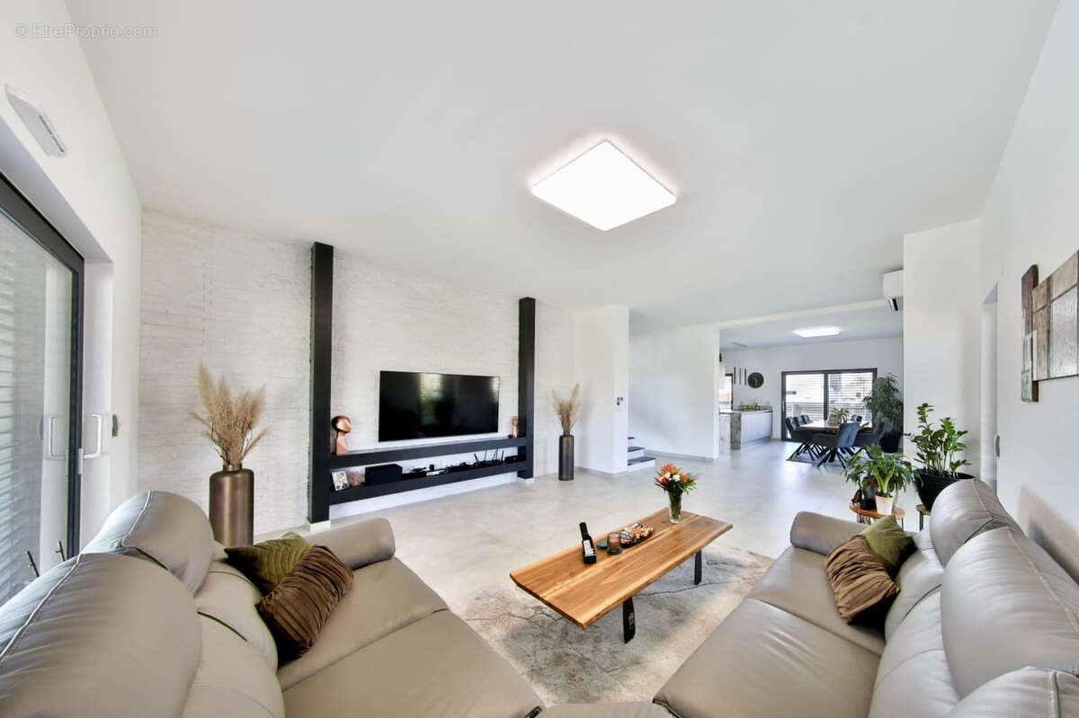 Maison à VILLAGE-NEUF