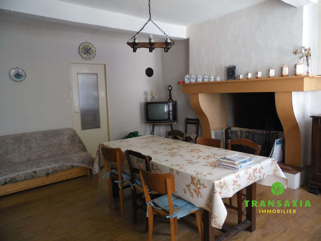 Séjour Cheminée - Maison à SAINT-LARY